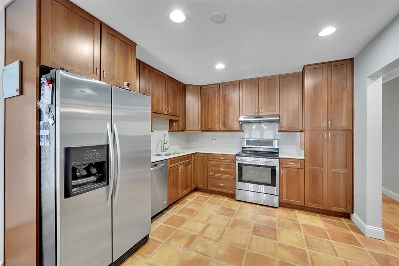 Image 3 of 29 For 1518 Yale Dr