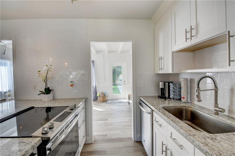 Image 23 of 42 For 10 Swinton Cir