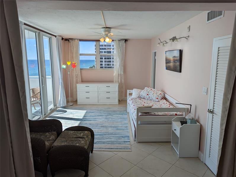 Image 14 of 47 For 3001 Ocean Dr  1011