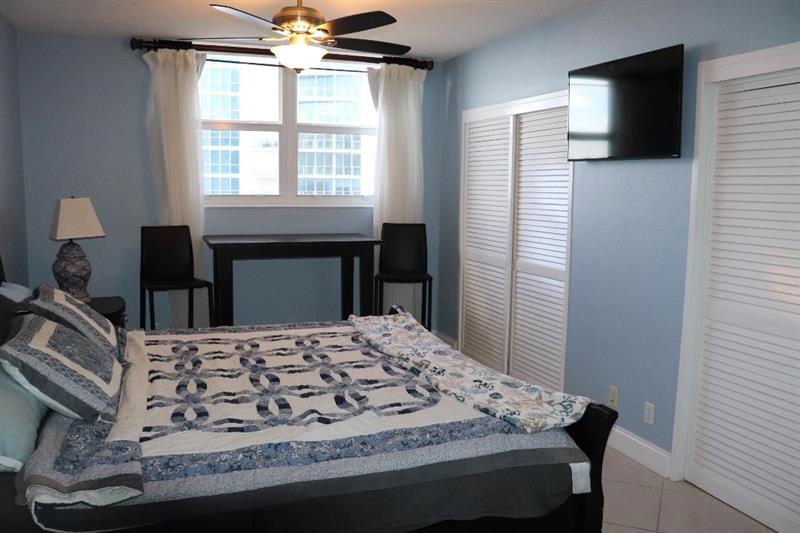 Image 20 of 47 For 3001 Ocean Dr  1011