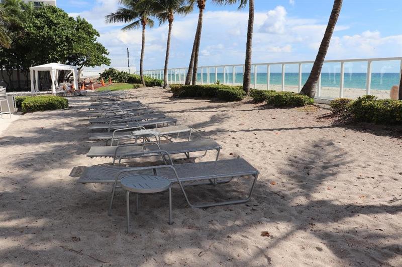 Image 27 of 47 For 3001 Ocean Dr  1011