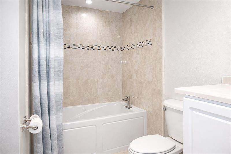 Image 21 of 37 For 3800 Hillcrest Dr  112