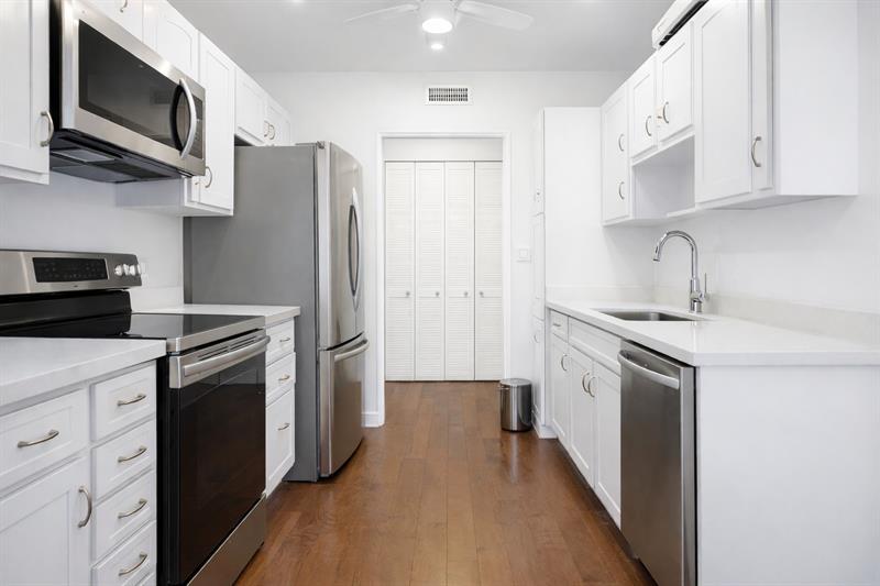 Image 6 of 37 For 3800 Hillcrest Dr  112