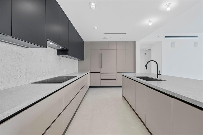 Image 14 of 41 For 160 Isle Of Venice Dr  302