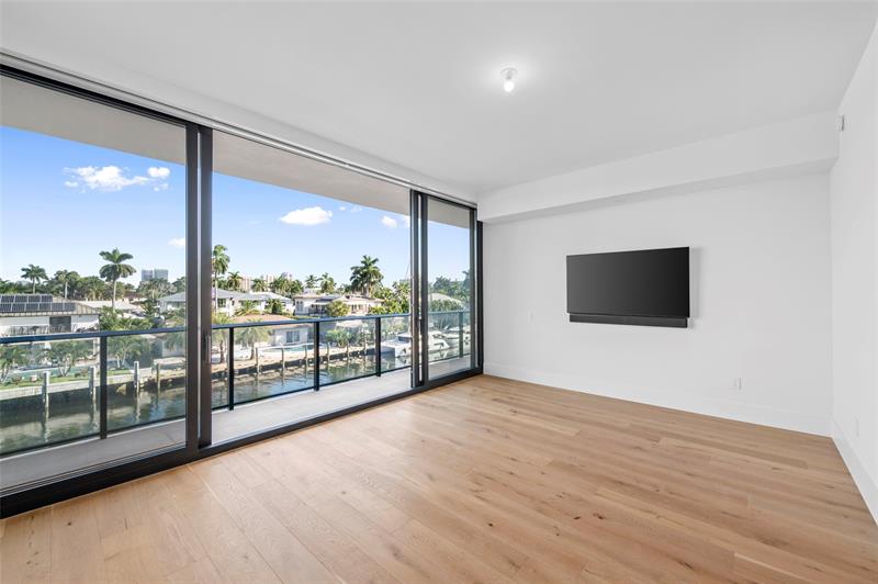 Image 17 of 41 For 160 Isle Of Venice Dr  302