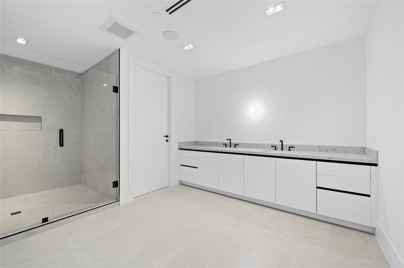 Image 21 of 41 For 160 Isle Of Venice Dr  302