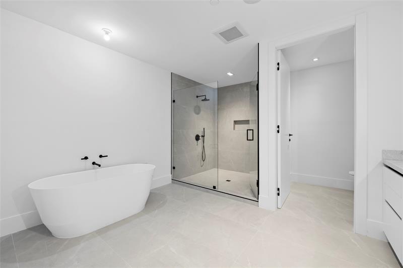 Image 22 of 41 For 160 Isle Of Venice Dr  302