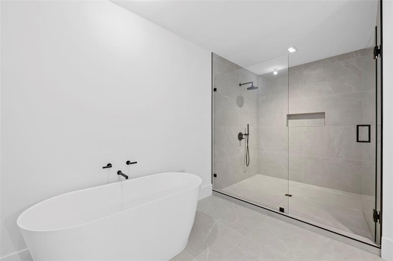 Image 23 of 41 For 160 Isle Of Venice Dr  302