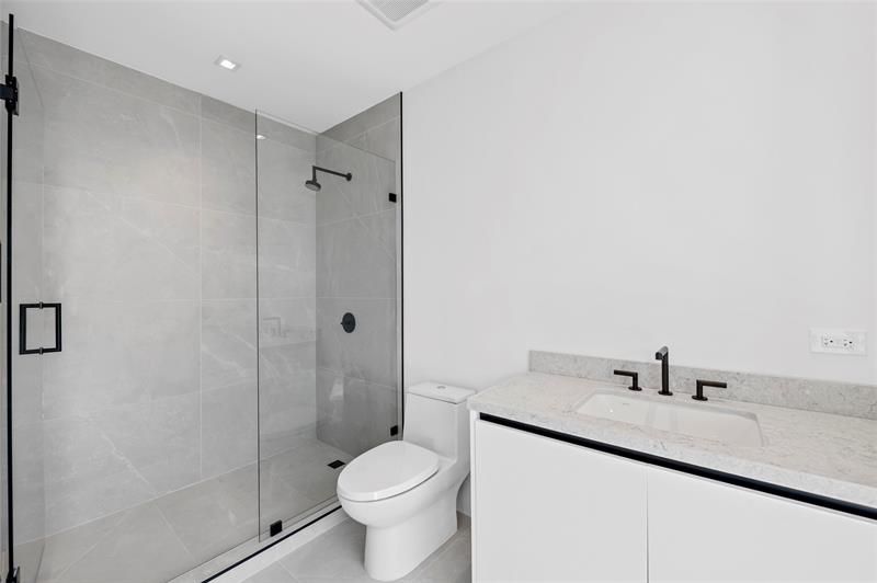 Image 25 of 41 For 160 Isle Of Venice Dr  302