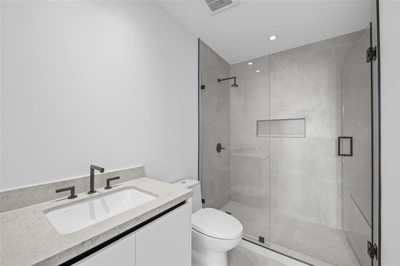 Image 27 of 41 For 160 Isle Of Venice Dr  302