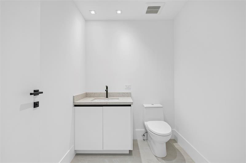 Image 28 of 41 For 160 Isle Of Venice Dr  302