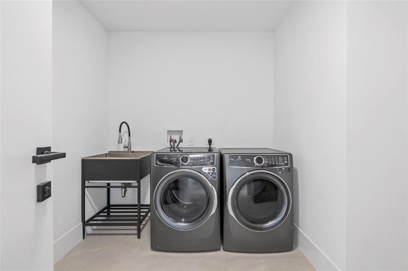 Image 29 of 41 For 160 Isle Of Venice Dr  302