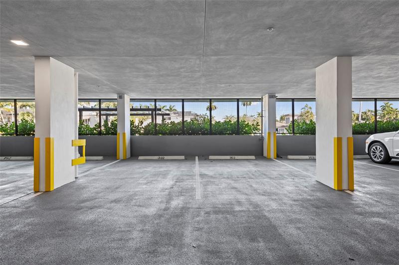 Image 37 of 41 For 160 Isle Of Venice Dr  302