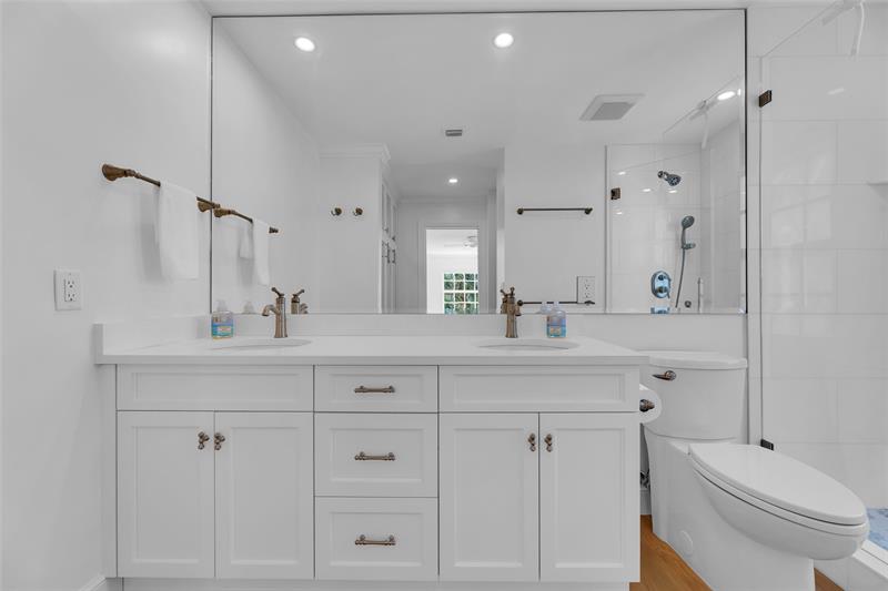 Image 17 of 35 For 6299 Bay Club Dr  4