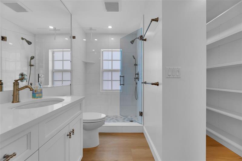 Image 18 of 35 For 6299 Bay Club Dr  4