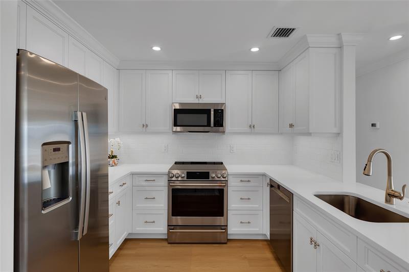 Image 4 of 35 For 6299 Bay Club Dr  4