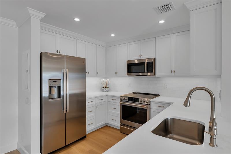 Image 5 of 35 For 6299 Bay Club Dr  4