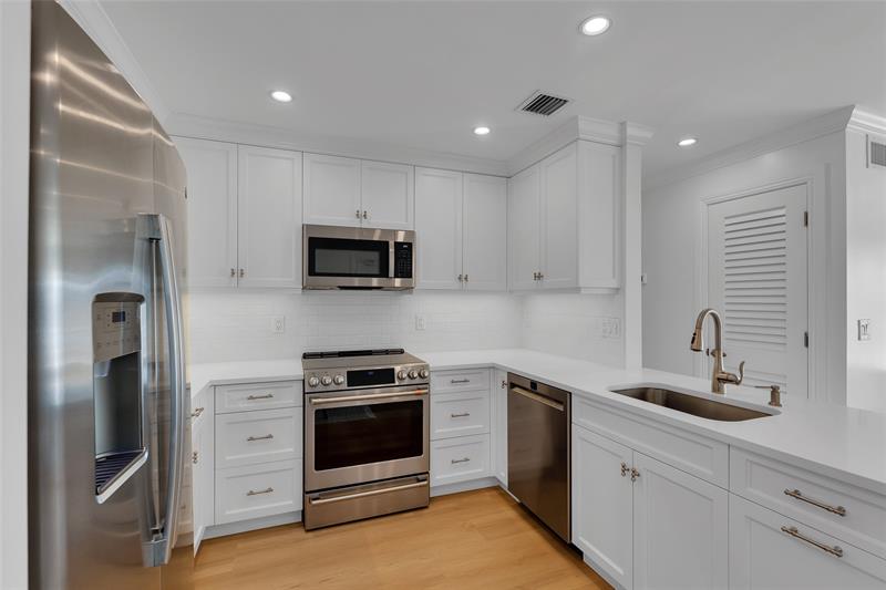 Image 6 of 35 For 6299 Bay Club Dr  4