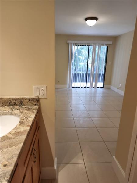 Image 14 of 16 For 651 University Dr  23