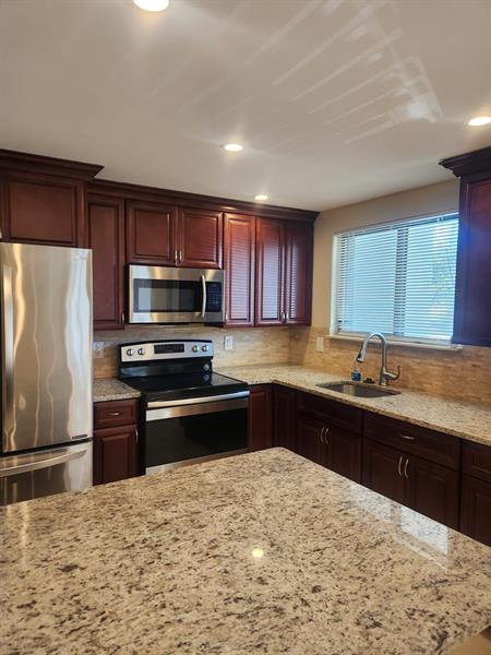 Image 4 of 16 For 651 University Dr  23