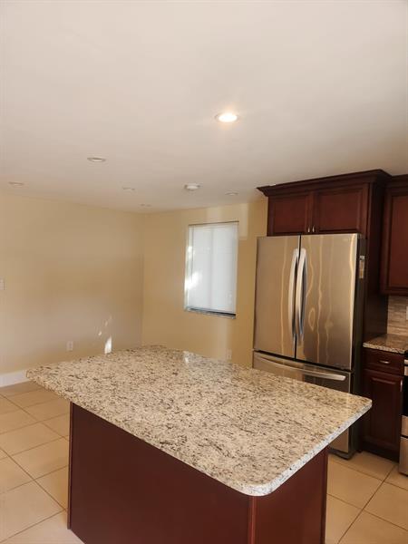 Image 5 of 16 For 651 University Dr  23