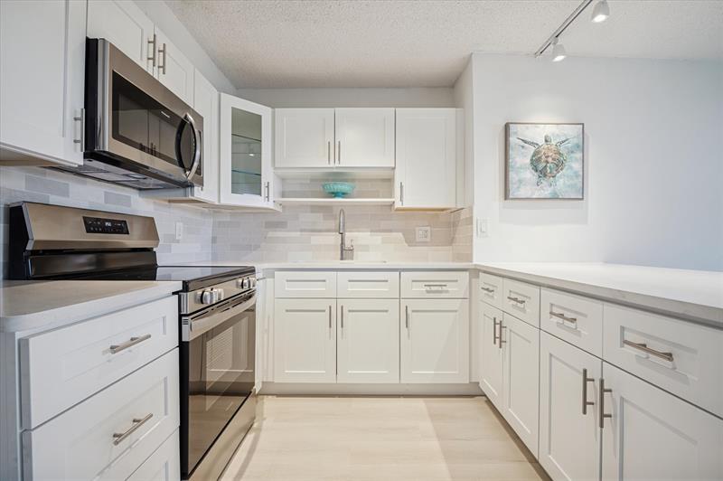 Image 7 of 13 For 3000 Ocean Blvd  405