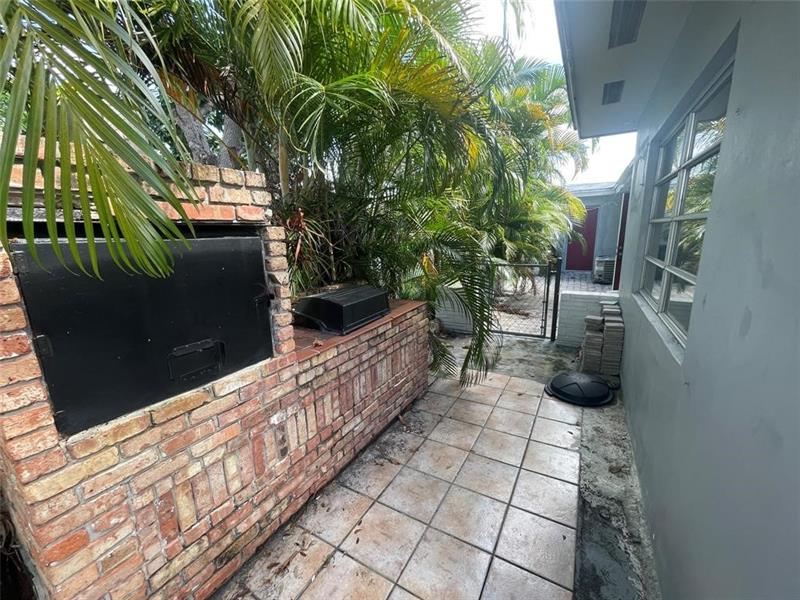 Image 3 of 14 For 3361 16th Ave 2