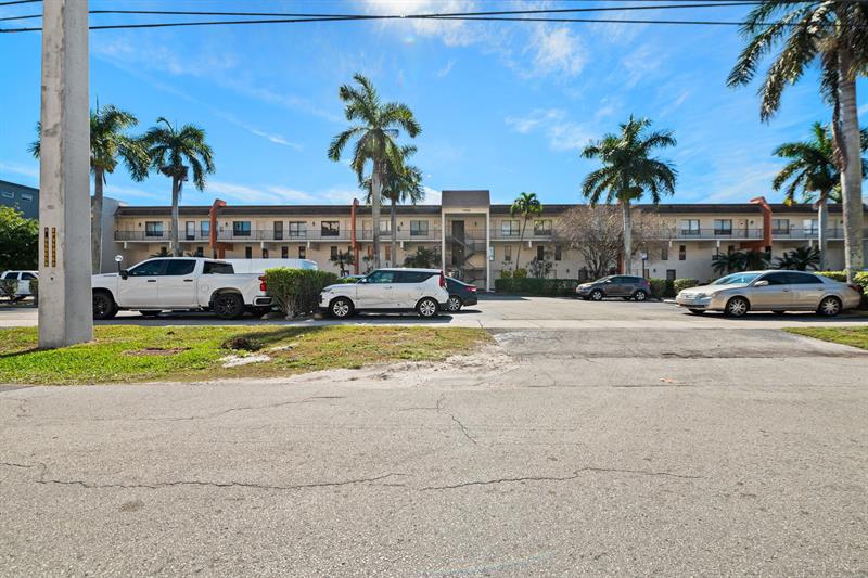 Details for 1100 Crystal Lake Dr 105, Deerfield Beach, FL 33064