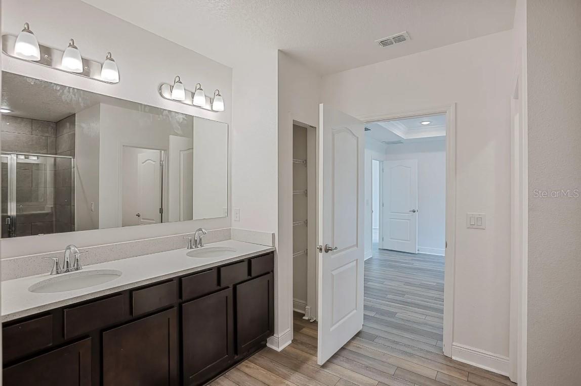 Image 14 of 25 For 1372 Hartsdale Street