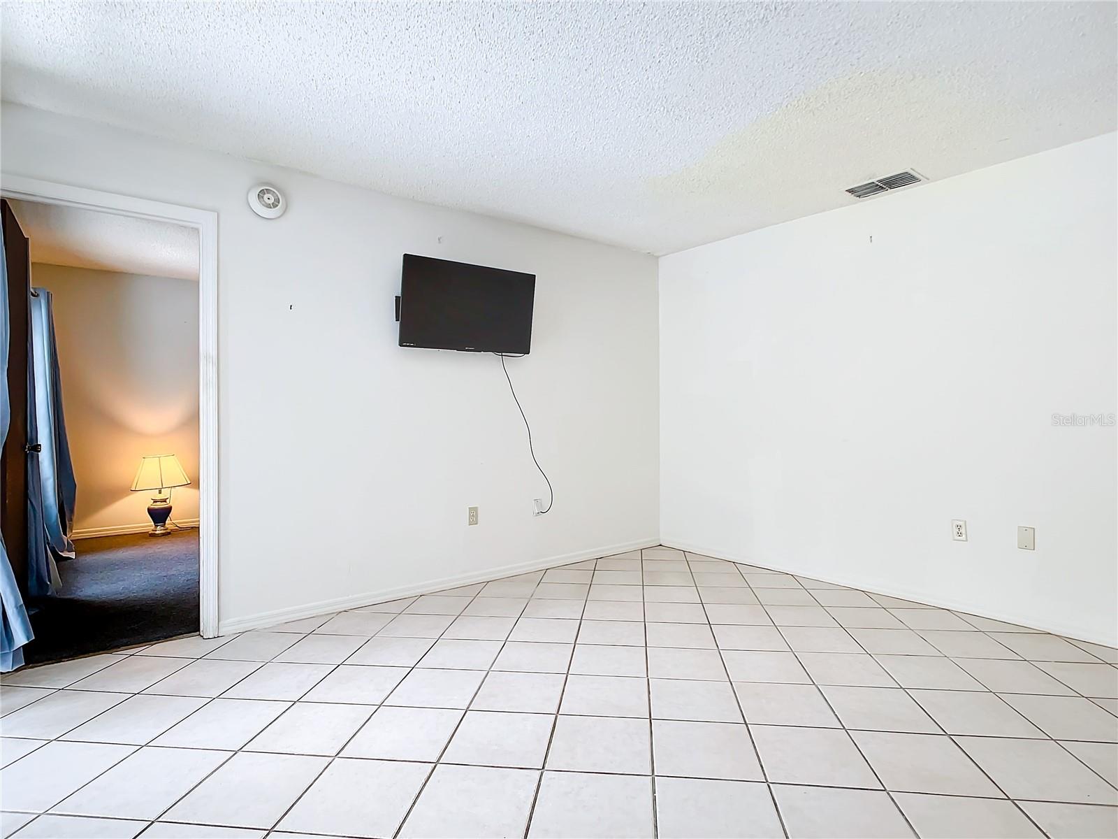 Image 22 of 56 For 530 Hunter Circle 248