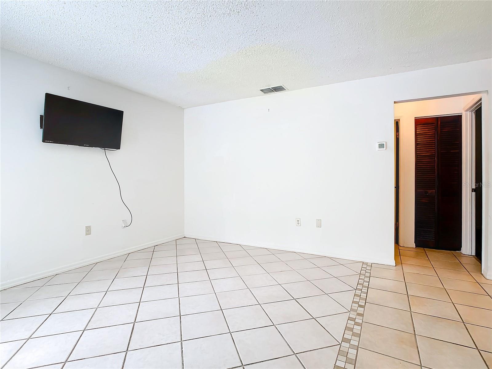 Image 23 of 56 For 530 Hunter Circle 248