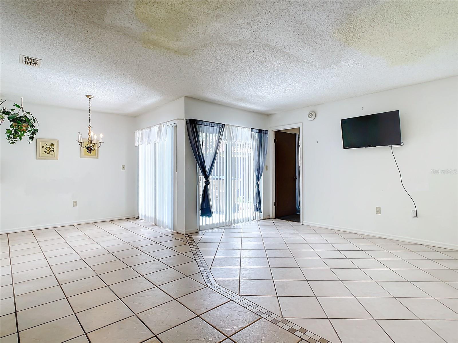 Image 5 of 56 For 530 Hunter Circle 248
