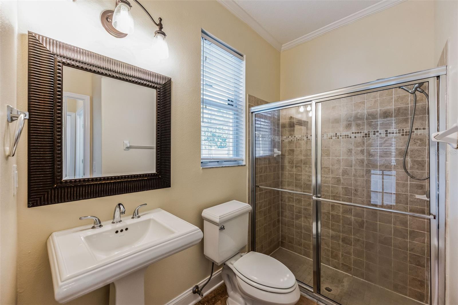 Listing photo id 16 for 4634 Mapletree Loop