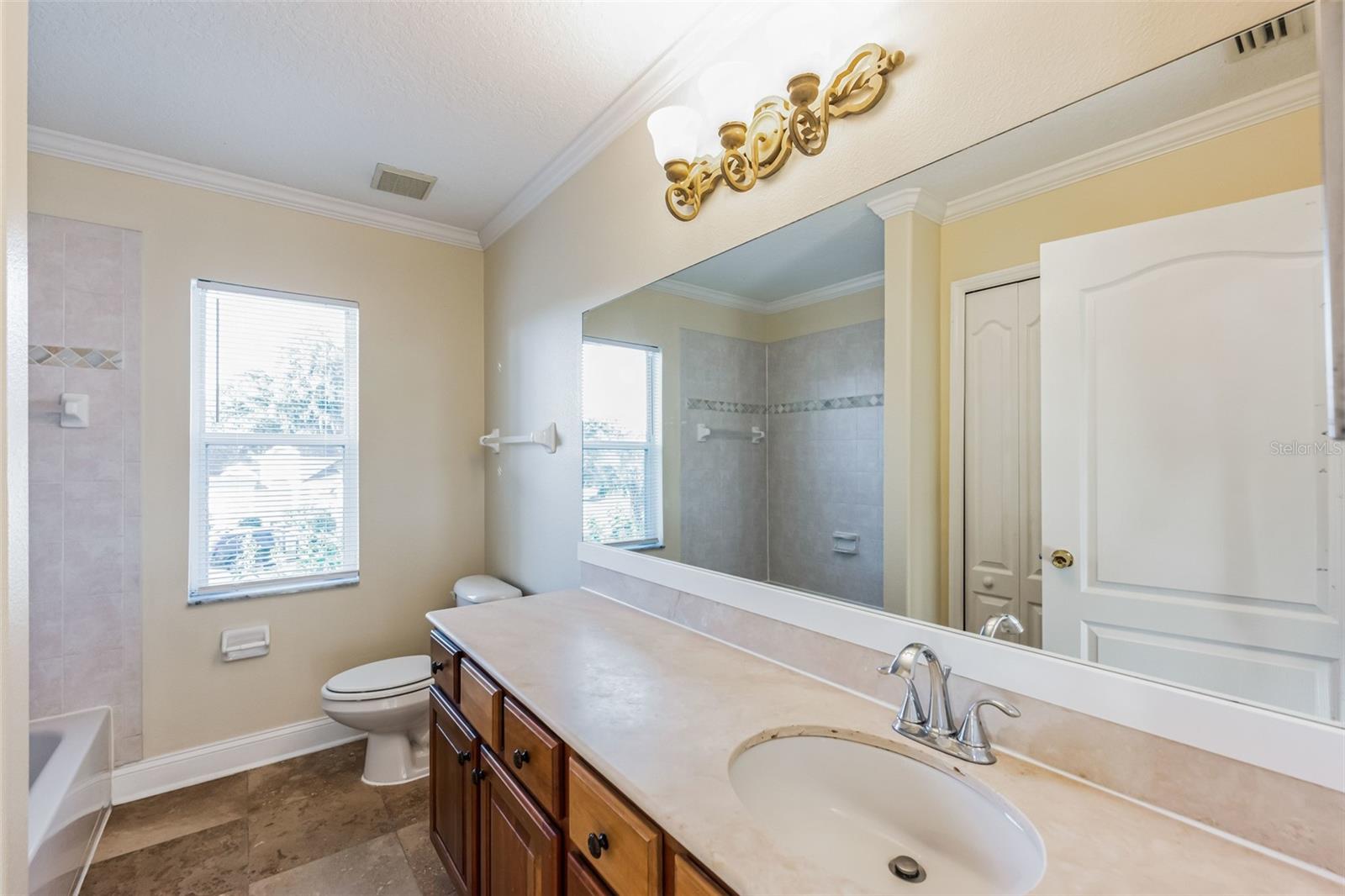 Listing photo id 21 for 4634 Mapletree Loop