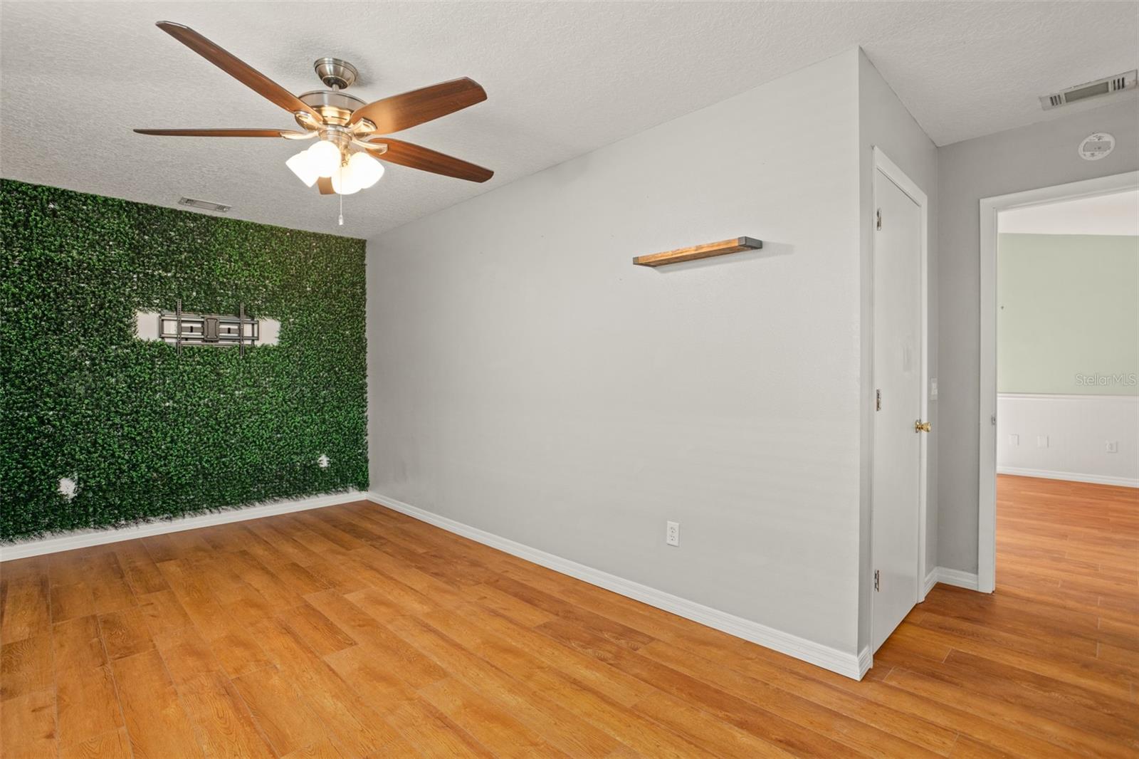 Image 15 of 38 For 809 Mentmore Circle