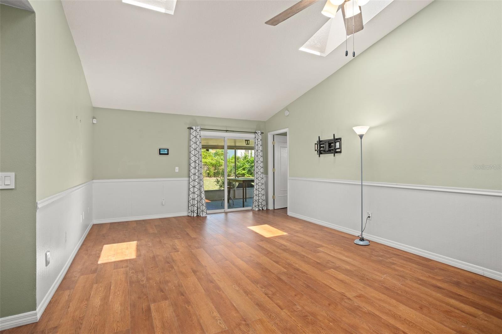 Image 3 of 38 For 809 Mentmore Circle