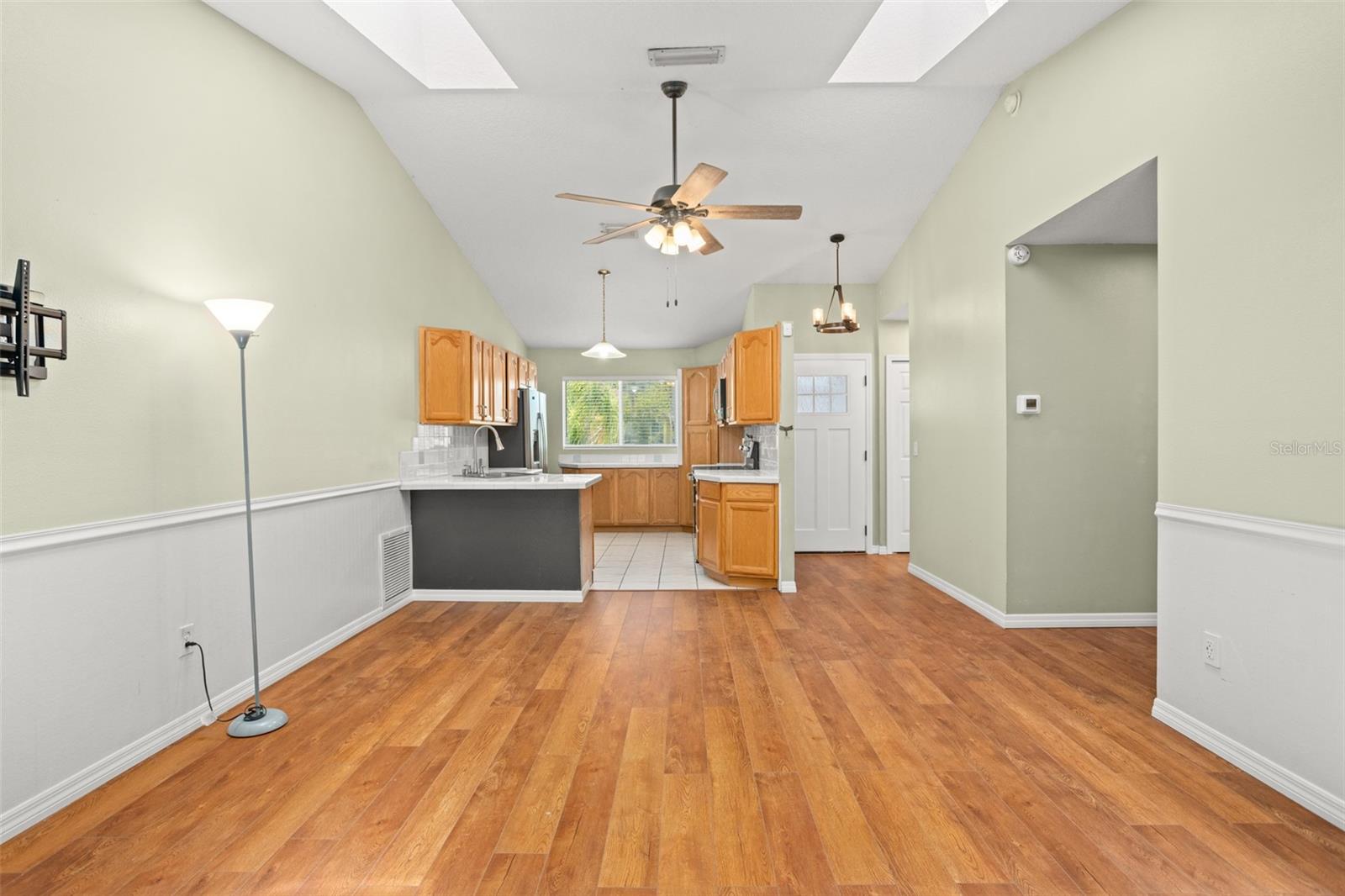 Image 7 of 38 For 809 Mentmore Circle