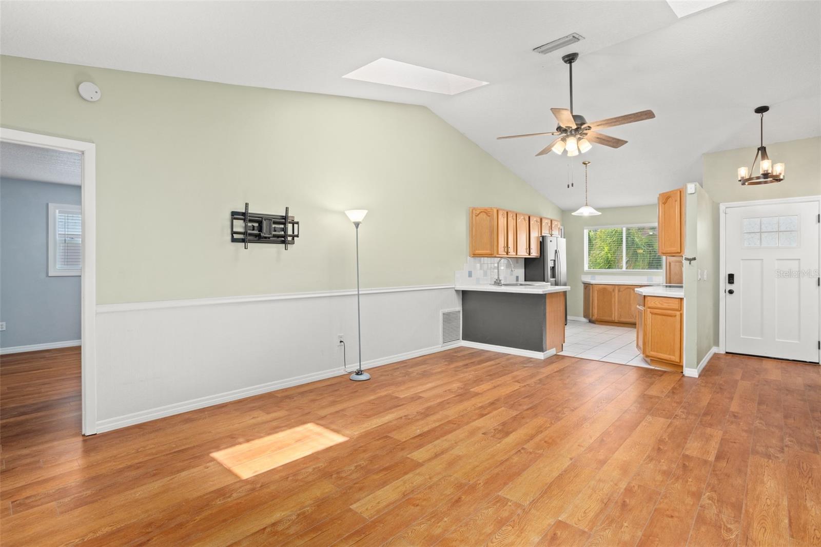 Image 8 of 38 For 809 Mentmore Circle