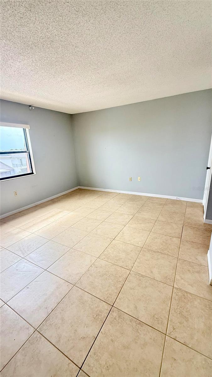 Image 18 of 43 For 190 Paradise Boulevard 9
