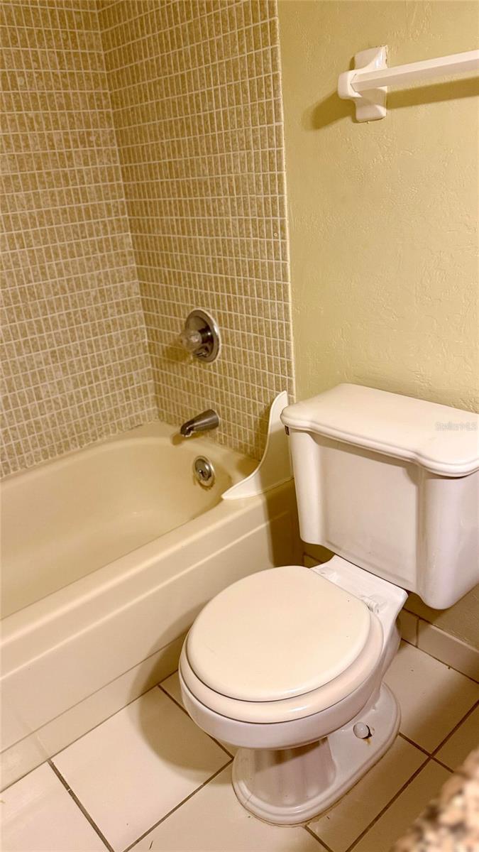 Image 21 of 43 For 190 Paradise Boulevard 9