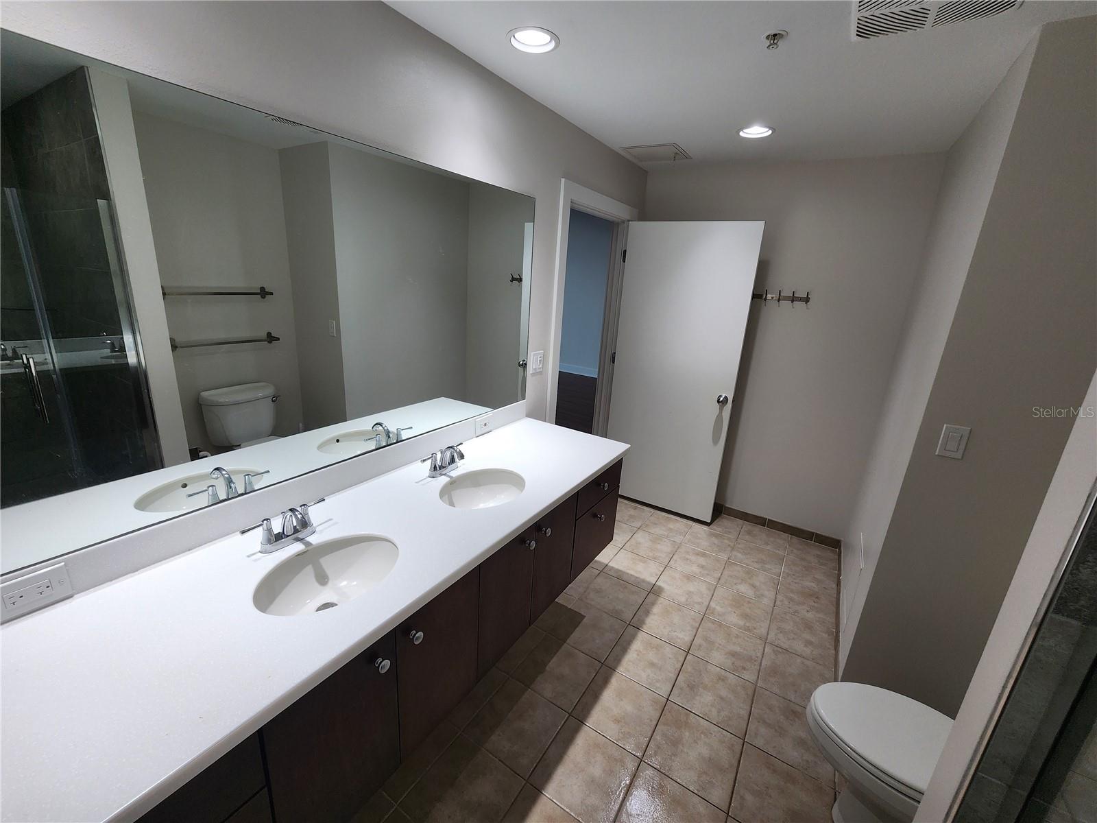 Listing photo id 14 for 1208 Kennedy Boulevard 1121