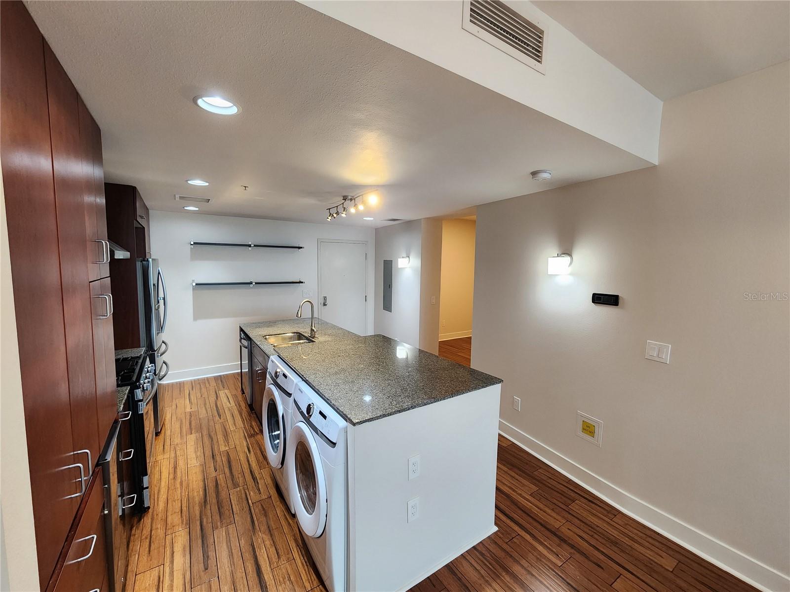 Listing photo id 3 for 1208 Kennedy Boulevard 1121