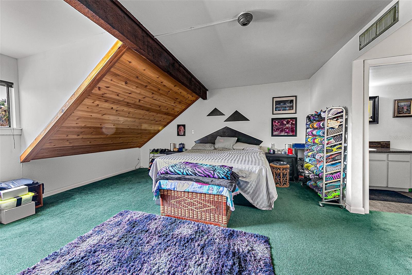 Image 17 of 29 For 206 Orienta Point St  206