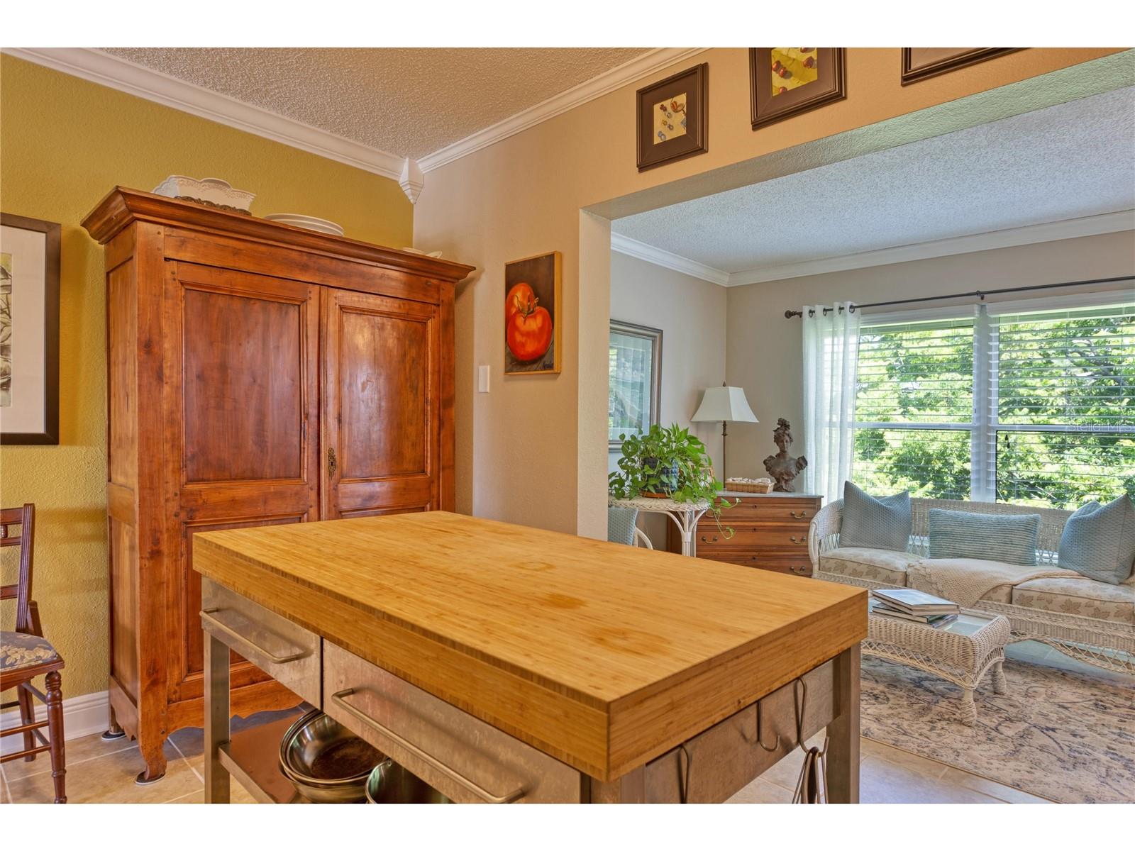 Image 4 of 16 For 2340 Grecian Way 46