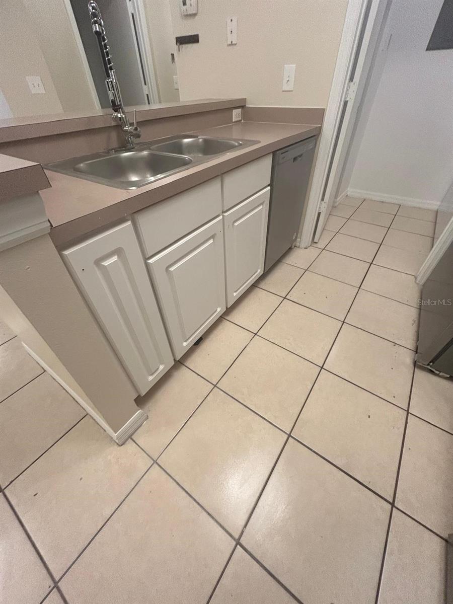 Image 4 of 43 For 5578 Metrowest Boulevard 107