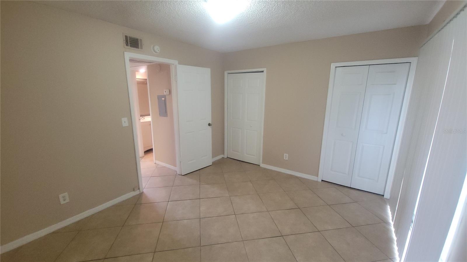 Listing photo id 10 for 6415 S Roberts Avenue  101