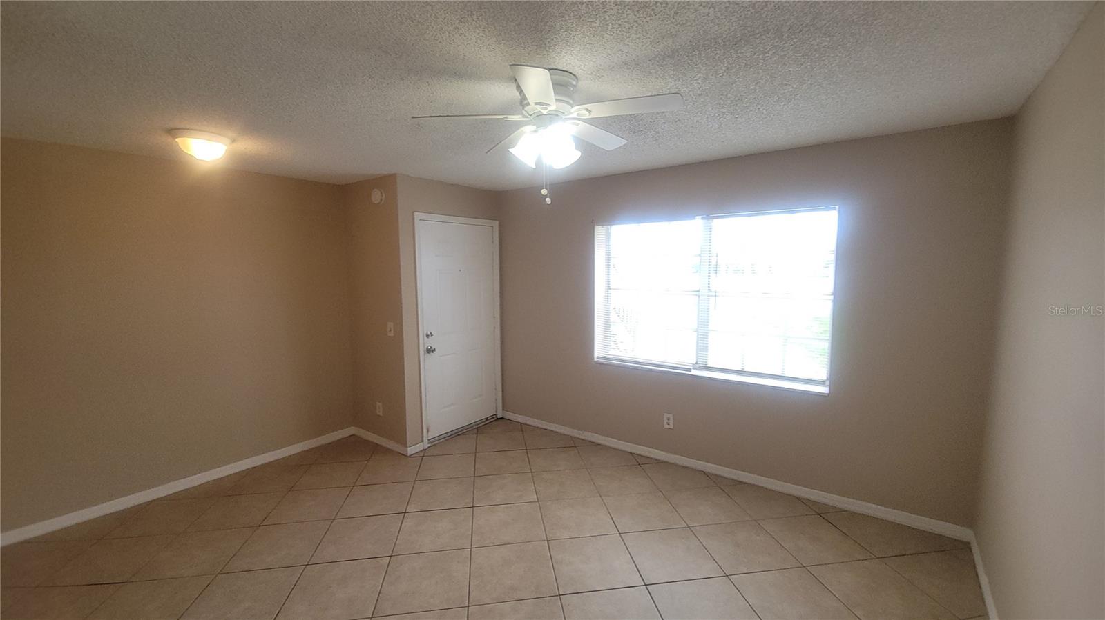 Listing photo id 3 for 6415 S Roberts Avenue  101