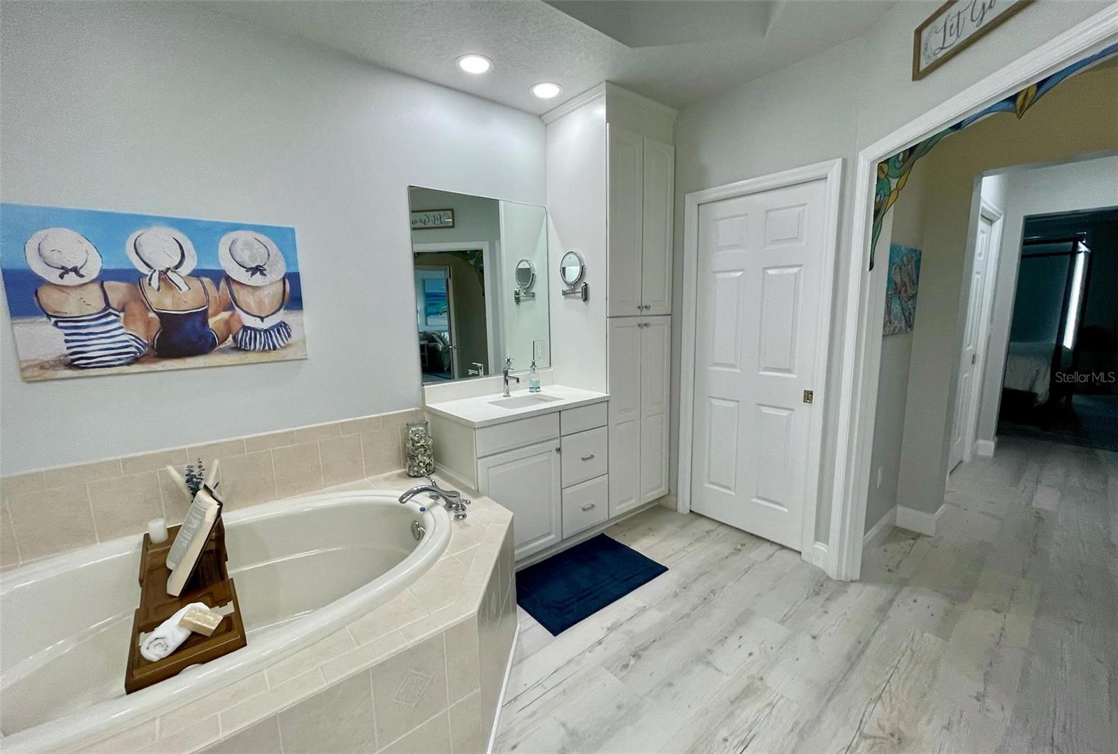 Listing photo id 27 for 6450 Watercrest Way 402