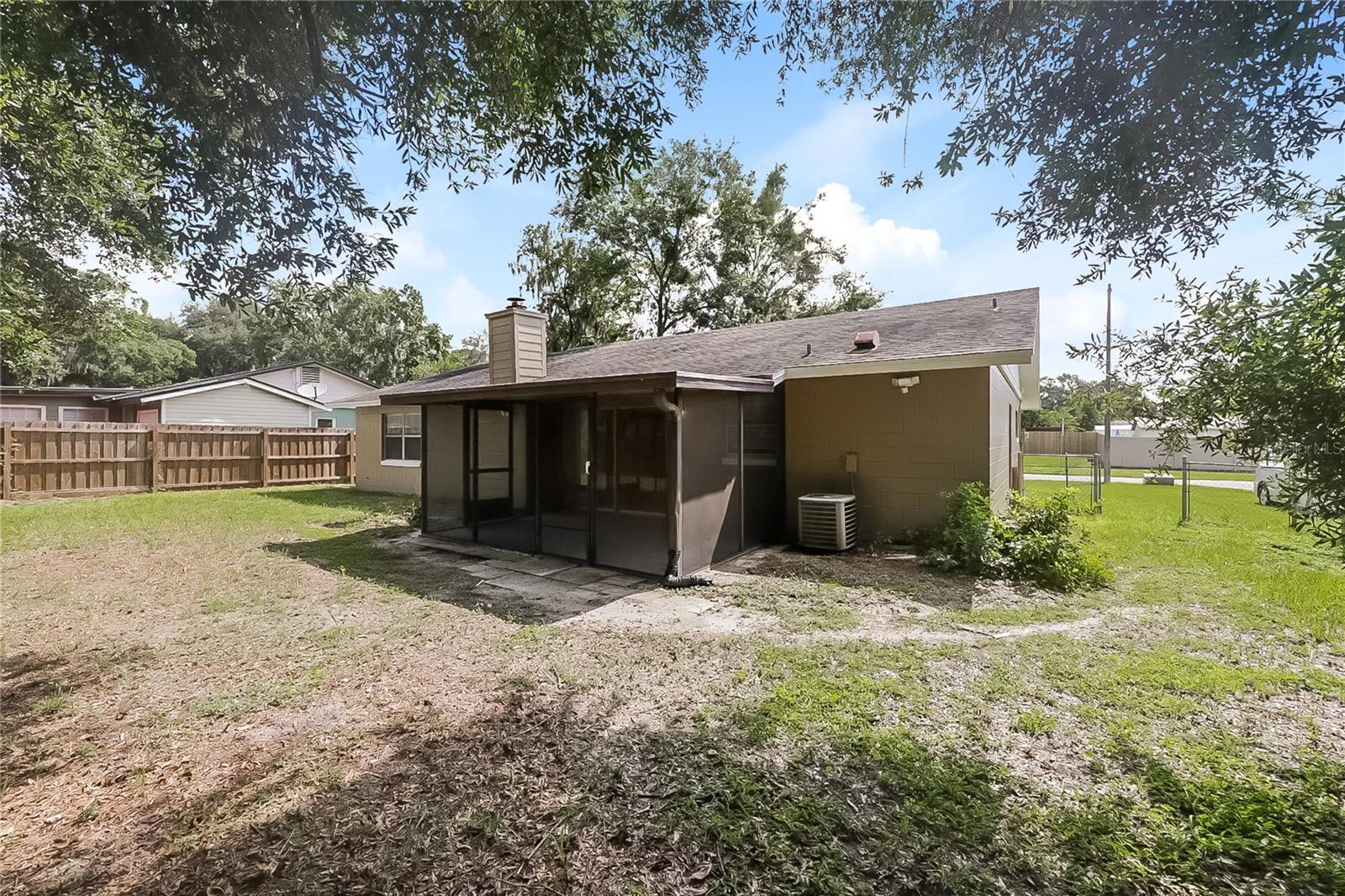 Listing photo id 17 for 3703 Coppertree Circle