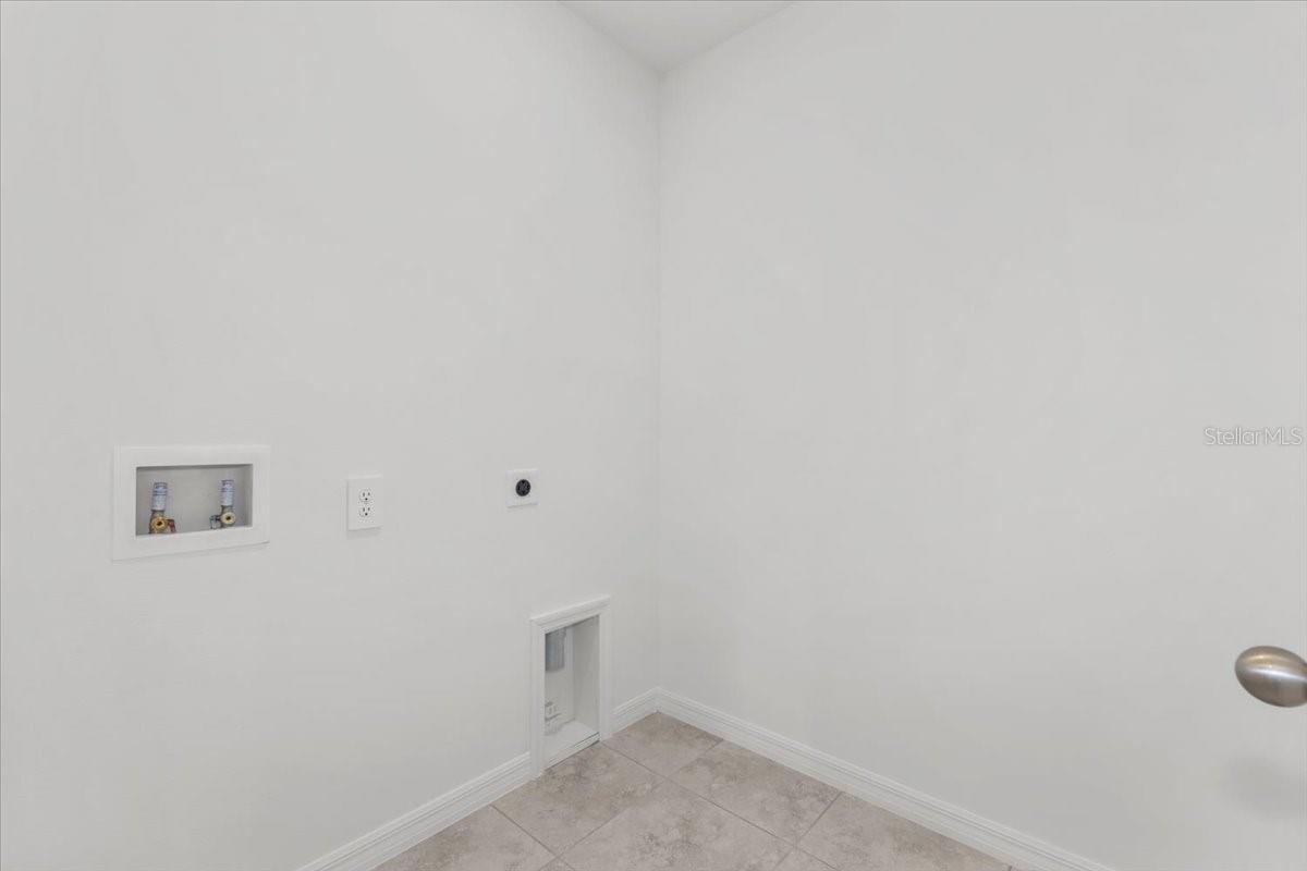 Image 4 of 29 For 2482 Leeds Street